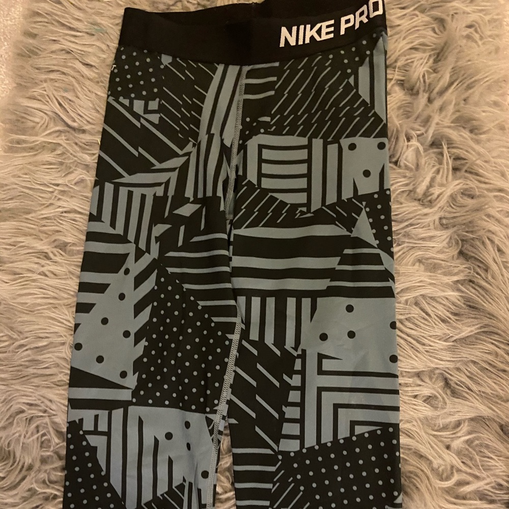 Black and Gray Detailed Nike Pro Capris